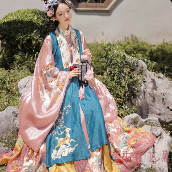 Goddess of the Forest Hanfu Gown - Picture 11 of 12